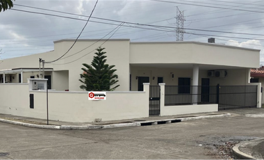 SE ALQUILA CASA EN ALTOS DE PANAMA URB. CASTILLA DE ORO LINEA BLANCA
