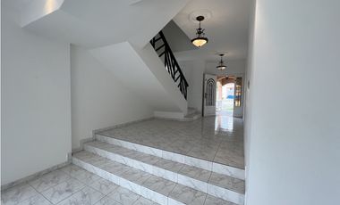 ALQUILER DE CASA EN ALTOS DEL BOSQUE EL DORAL 3 niveles