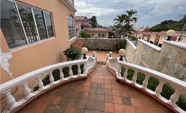 ALQUILER DE CASA EN ALTOS DEL BOSQUE EL DORAL 3 niveles