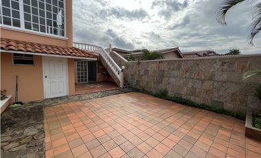 ALQUILER DE CASA EN ALTOS DEL BOSQUE EL DORAL 3 niveles