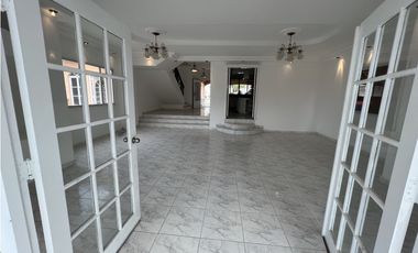 ALQUILER DE CASA EN ALTOS DEL BOSQUE EL DORAL 3 niveles