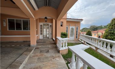 ALQUILER DE CASA EN ALTOS DEL BOSQUE EL DORAL 3 niveles