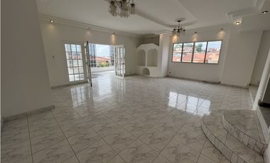 ALQUILER DE CASA EN ALTOS DEL BOSQUE EL DORAL 3 niveles