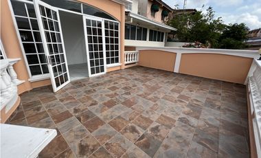 ALQUILER DE CASA EN ALTOS DEL BOSQUE EL DORAL 3 niveles