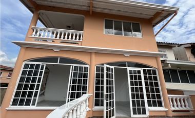 ALQUILER DE CASA EN ALTOS DEL BOSQUE EL DORAL 3 niveles