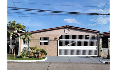 VENTA DE CASA EN BRISAS DEL GOLF DE 3 HABITACIONES CON 2 TERRAZAS