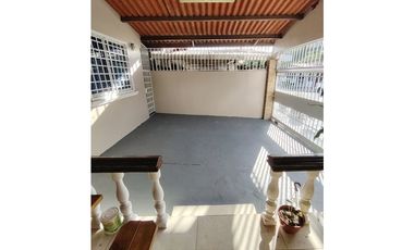 VENTA DE CASA EN BRISAS DEL GOLF DE 3 HABITACIONES CON 2 TERRAZAS