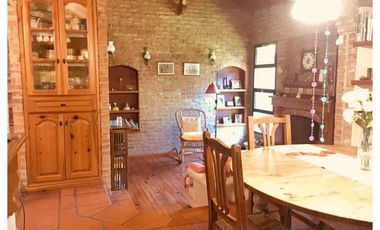 CASA EN VENTA EN CASTELAR SUR!!!