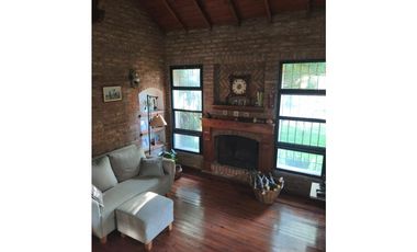 CASA EN VENTA EN CASTELAR SUR!!!