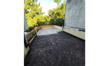 CASA EN VENTA EN CASTELAR SUR!!!