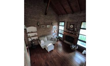 CASA EN VENTA EN CASTELAR SUR!!!