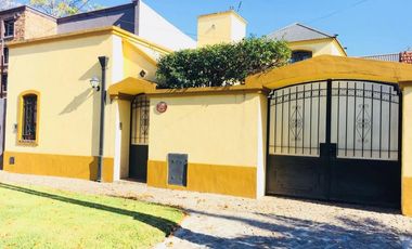 CASA EN VENTA EN CASTELAR SUR!!!