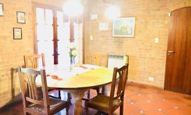 CASA EN VENTA EN CASTELAR SUR!!!