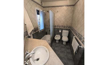 CASA EN VENTA EN CASTELAR SUR!!!