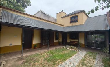 CASA EN VENTA EN CASTELAR SUR!!!