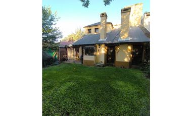 CASA EN VENTA EN CASTELAR SUR!!!