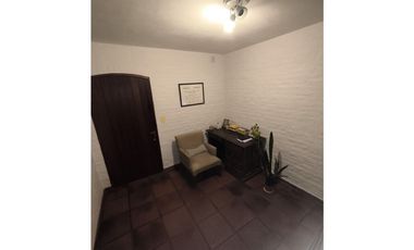 CASA EN VENTA EN CASTELAR SUR!!!