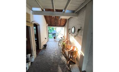 CASA EN VENTA EN CASTELAR SUR!!!