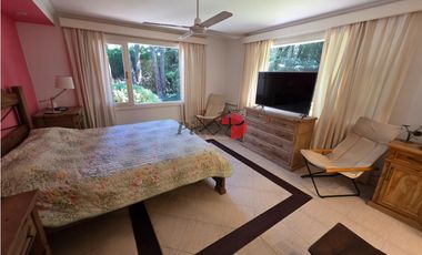 Casa en Venta - Carilo - Inmersa en el Bosque - 1.599 m² de terreno