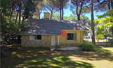 Casa en Venta - Carilo - Inmersa en el Bosque - 1.599 m² de terreno