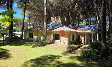 Casa en Venta - Carilo - Inmersa en el Bosque - 1.599 m² de terreno