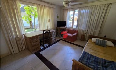 Casa en Venta - Carilo - Inmersa en el Bosque - 1.599 m² de terreno