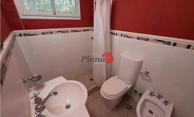 Casa en Venta - Carilo - Inmersa en el Bosque - 1.599 m² de terreno