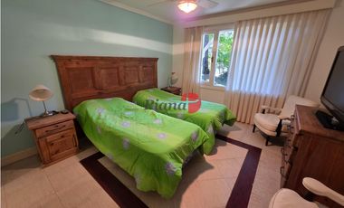 Casa en Venta - Carilo - Inmersa en el Bosque - 1.599 m² de terreno