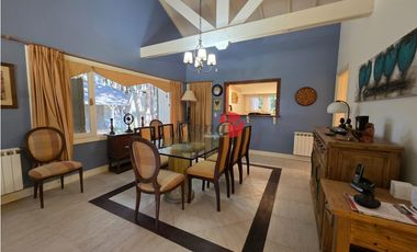 Casa en Venta - Carilo - Inmersa en el Bosque - 1.599 m² de terreno