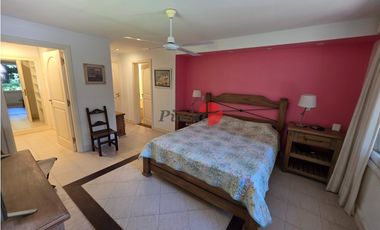 Casa en Venta - Carilo - Inmersa en el Bosque - 1.599 m² de terreno