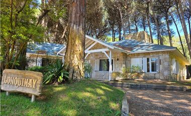 Casa en Venta - Carilo - Inmersa en el Bosque - 1.599 m² de terreno