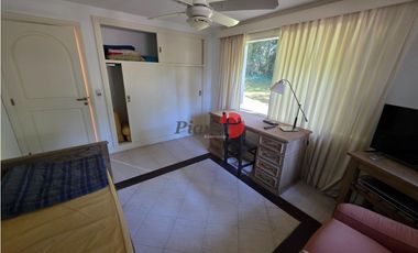 Casa en Venta - Carilo - Inmersa en el Bosque - 1.599 m² de terreno