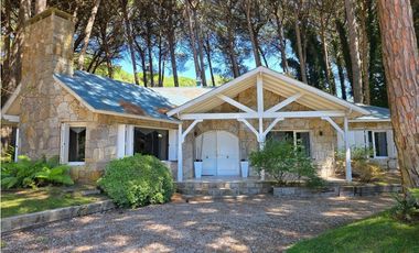 Casa en Venta - Carilo - Inmersa en el Bosque - 1.599 m² de terreno