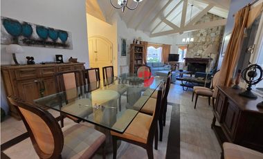 Casa en Venta - Carilo - Inmersa en el Bosque - 1.599 m² de terreno