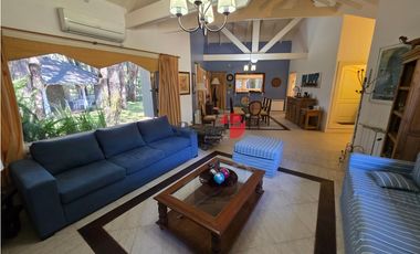 Casa en Venta - Carilo - Inmersa en el Bosque - 1.599 m² de terreno