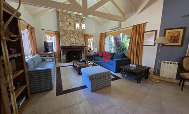 Casa en Venta - Carilo - Inmersa en el Bosque - 1.599 m² de terreno