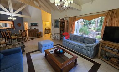 Casa en Venta - Carilo - Inmersa en el Bosque - 1.599 m² de terreno