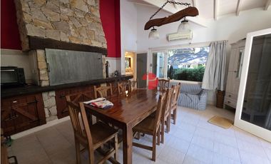 Casa en Venta - Carilo - Inmersa en el Bosque - 1.599 m² de terreno