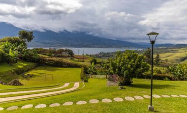 Vendo Casa Campestre en el Lago Calima.  Darién  AA