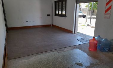 VENTA CASA. PATIO. TERRAZA. COCHERA. LOCAL. LANUS.