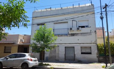 VENTA CASA. PATIO. TERRAZA. COCHERA. LOCAL. LANUS.