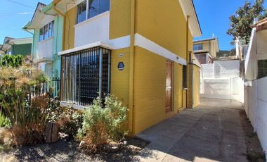 SE ARRIENDA ACOGEDORA CASA SOLIDA