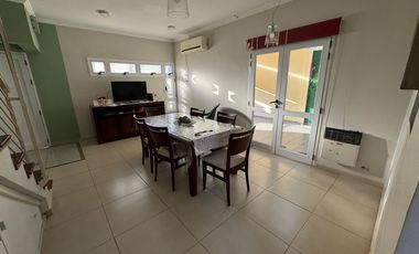 MUY BUENA CASA - BARRIO MEDICO 2