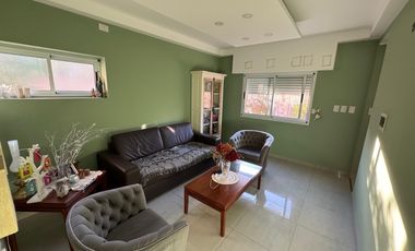 MUY BUENA CASA - BARRIO MEDICO 2