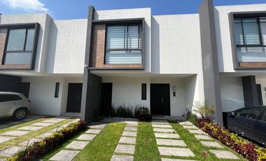 Casa en RENTA Toluca, cercana a Plaza Santín, dentro de Fraccionamiento nuevo, doble filtro de seguridad.