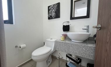 Casa en RENTA Toluca, cercana a Plaza Santín, dentro de Fraccionamiento nuevo, doble filtro de seguridad.