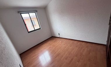 Casa en RENTA Toluca, zona aeropuerto, remodelada, doble filtro de seguridad.