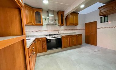 Casa en RENTA Toluca, zona aeropuerto, remodelada, doble filtro de seguridad.