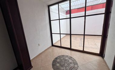 Casa en RENTA Toluca, zona aeropuerto, remodelada, doble filtro de seguridad.