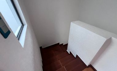 Casa en RENTA Toluca, zona aeropuerto, remodelada, doble filtro de seguridad.